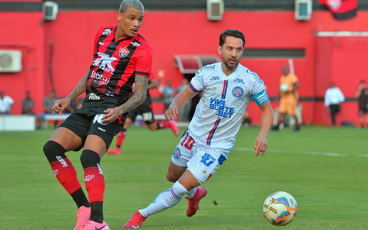 Janderson e Everton Ribeiro em Vitória x Bahia. (foto: Walmir Cirne/AGIF)