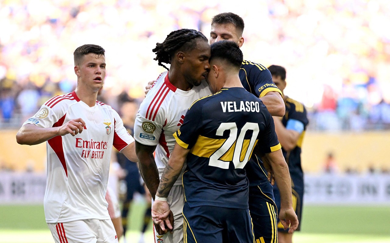 Velasco e Renato Sanches no confronto entre Benfica e Boca Juniors (Foto: AFP)