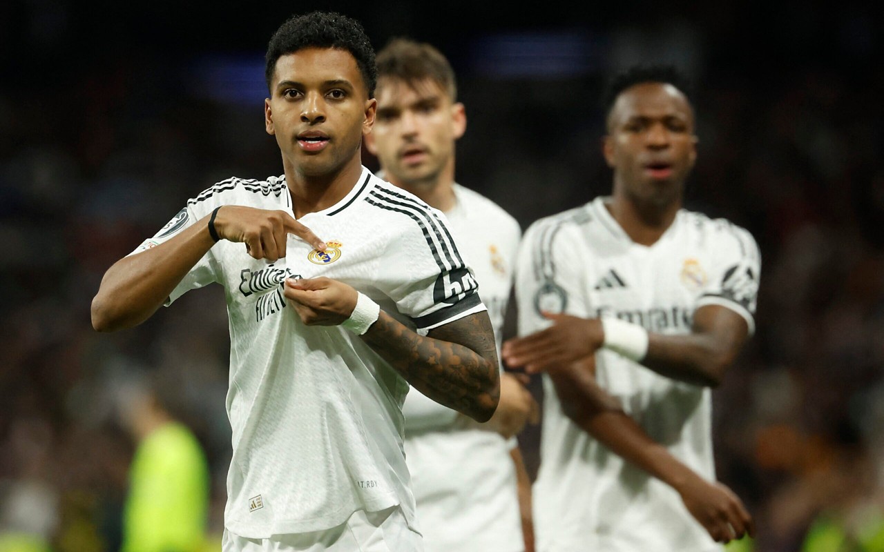 Rodrygo comemora golaço que abriu o placar para o Real Madrid (Foto: Pierre-Philippe MARCOU / AFP)