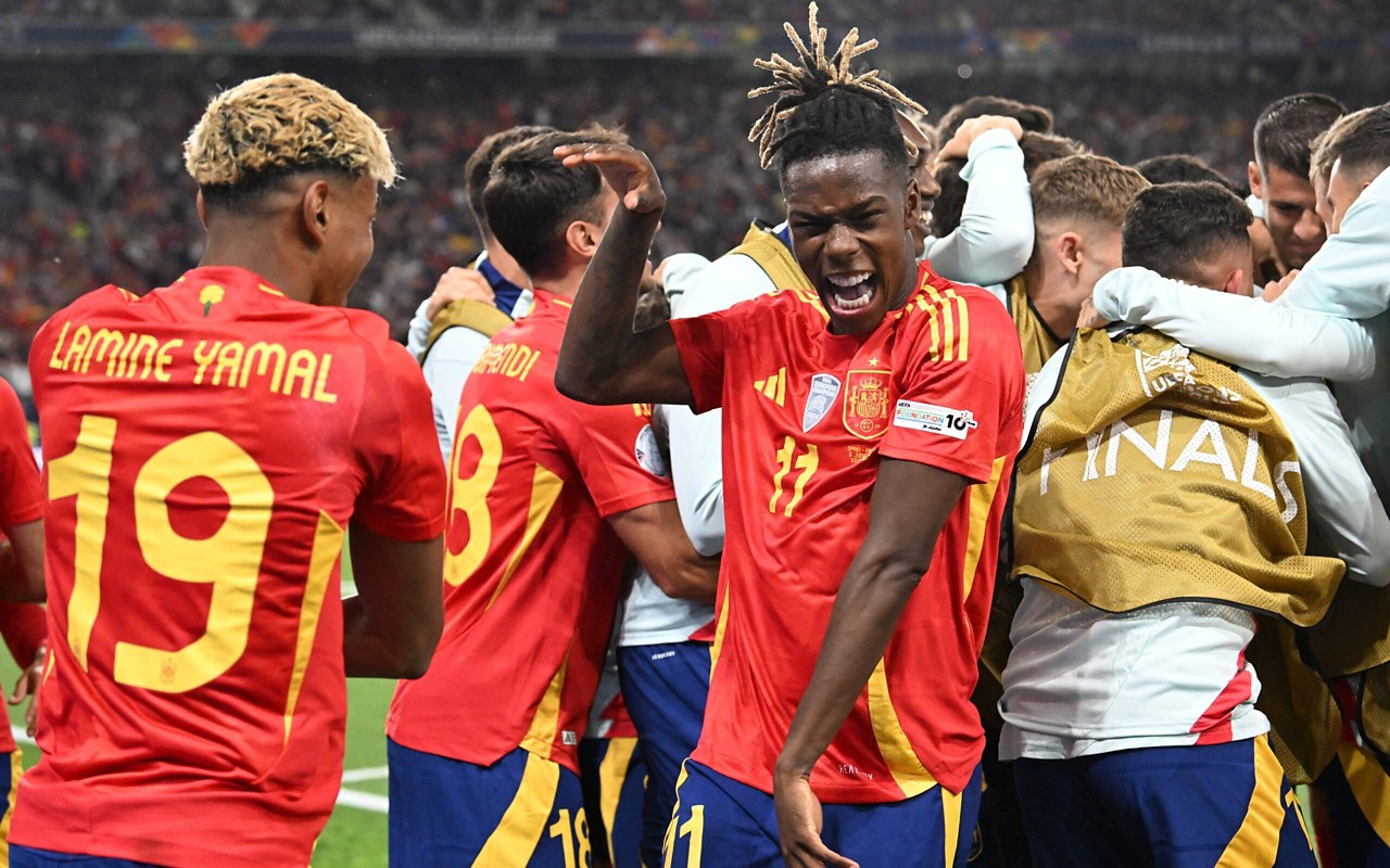 Espanha comemora gol contra a França (Gol: THOMAS KIENZLE / AFP)