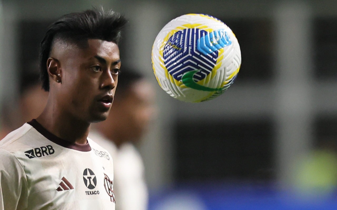 Bruno Henrique, jogador do Flamengo, em aquecimento (Foto: Gilson Lobo/AGIF)