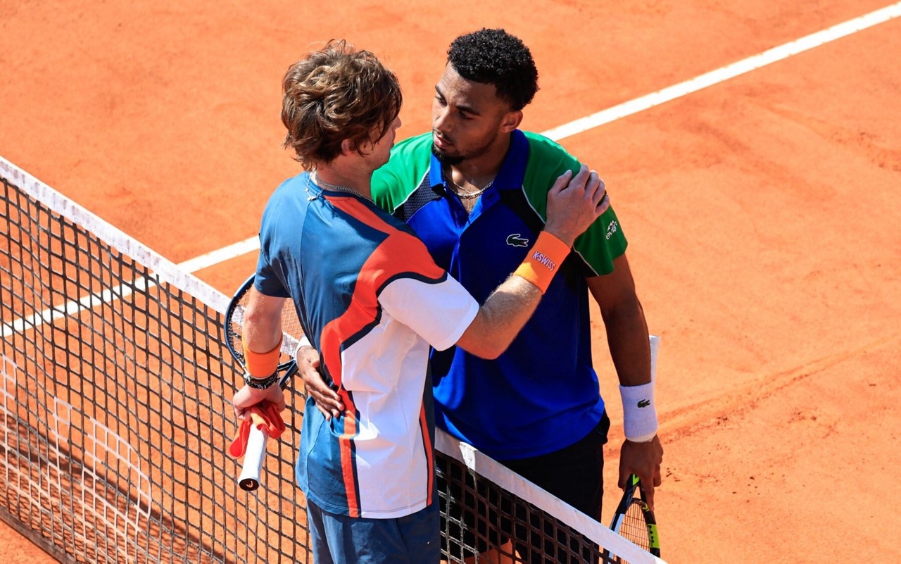 Fils (d) cumprimenta Rublev após a vitória em Monte Carlo (AFP)