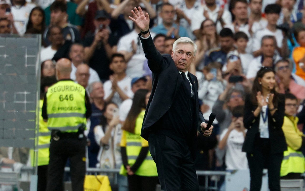 Ancelotti dá adeus ao Real Madrid no Santiago Bernabéu (Foto: Pierre-Philippe Marcou/AFP)