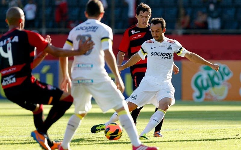 Última vez que o Vitória venceu o Santos foi pelo Brasileirão 2013 (Foto: Felipe Oliveira)
