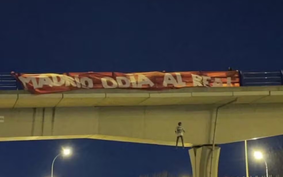 Torcedores do Atlético de Madrid penduraram um boneco de Vini Jr antes de clássico contra o Real Madrid (Foto: Reprodução)