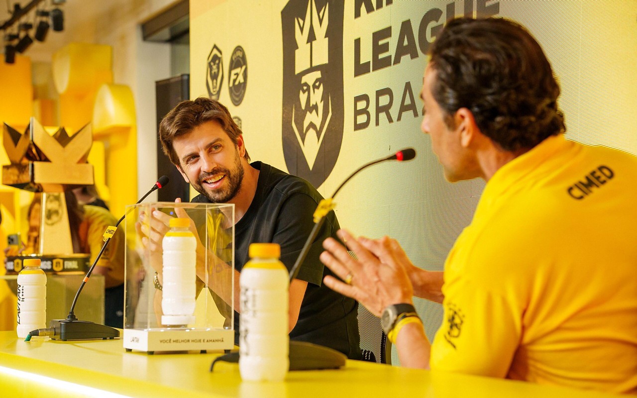 Piqué e João Adibe, CEO da Cimed, em anúncio de parceria entre Kings League e Lavitan. (Foto: Divulgação)