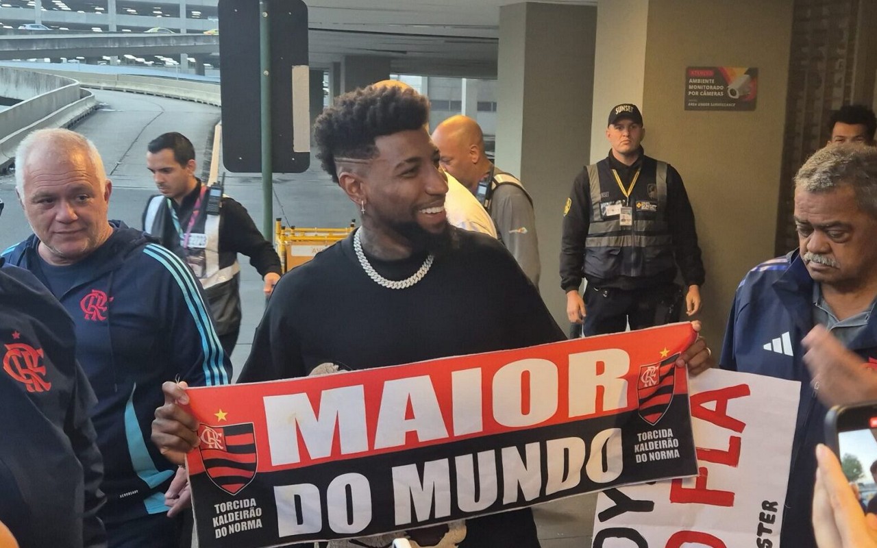 Emerson Royal desembarca no Rio para assinar com o Flamengo (Foto: Sharon Prais/Lance!)