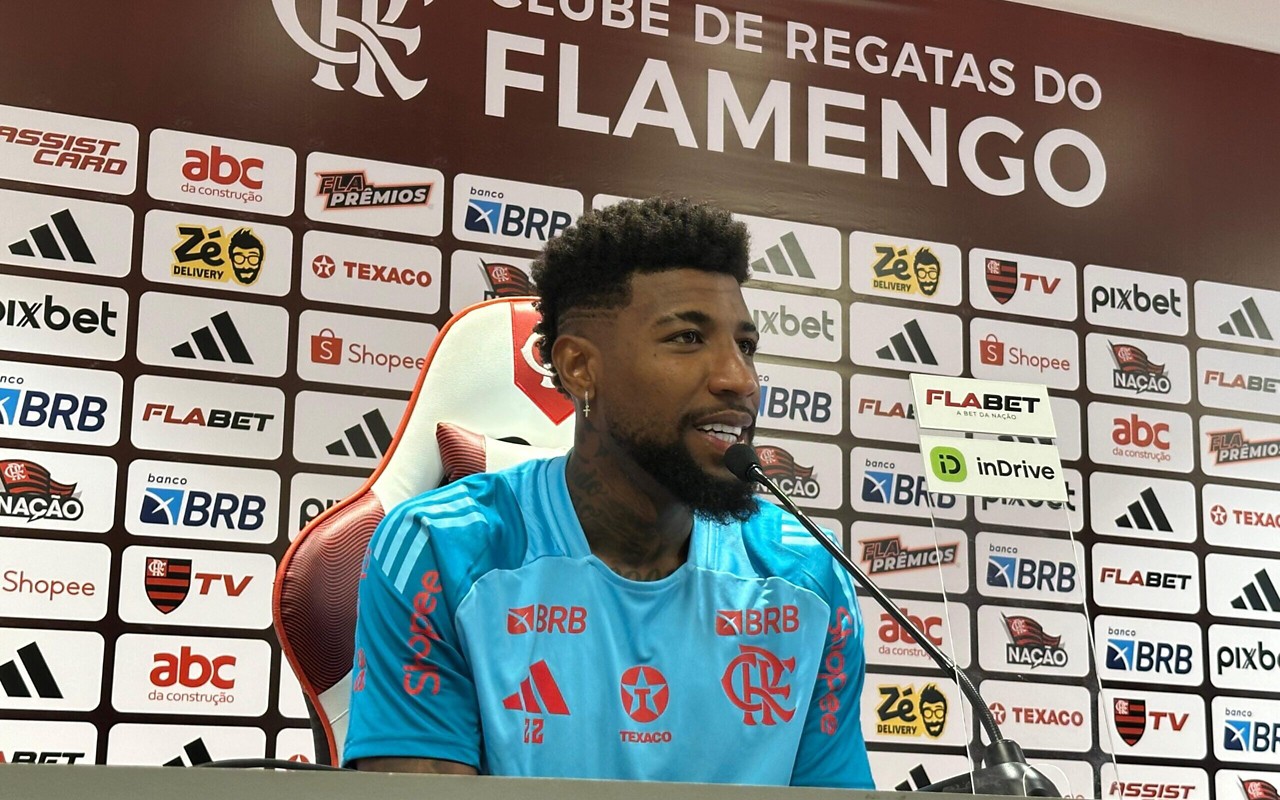 Emerson Royal em coletiva de apresentação no Flamengo (Foto: Lucas Bayer / LANCE!)
