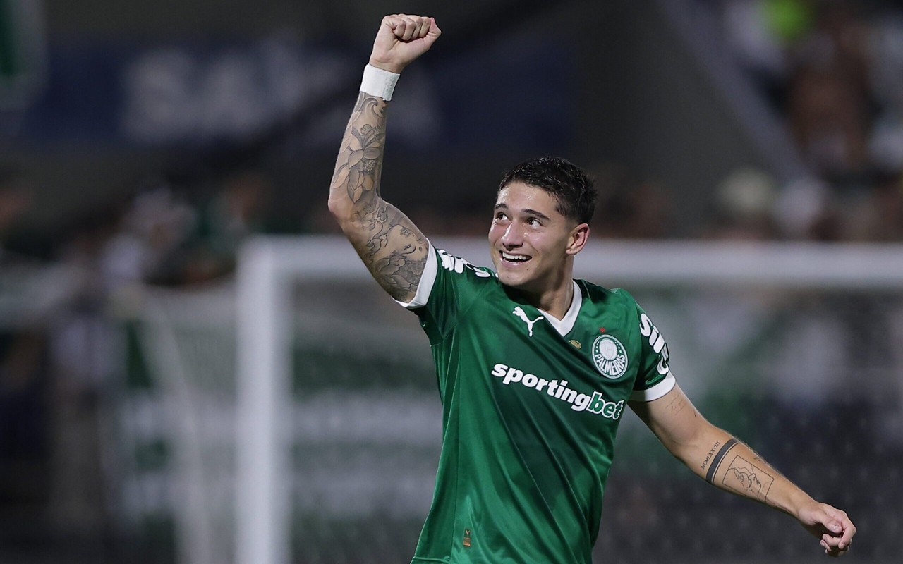 Emiliano Martínez comemora gol do Palmeiras (Foto: Ettore Chiereguini/AGIF)
