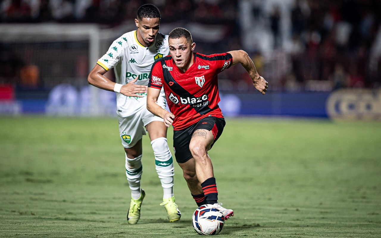 Cuiabá e Atlético-GO em duelo pelo Brasileirão Série B 2025 (Foto: Isabela Azine/AGIF)