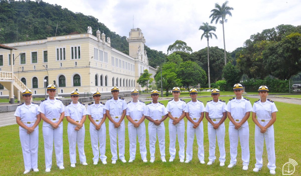 O Colégio Naval é uma instituição militar de ensino médio que forma jovens