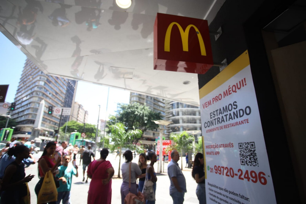 Loja na Praça 7 expõe cartaz com informações sobre as vagas no McDonald's