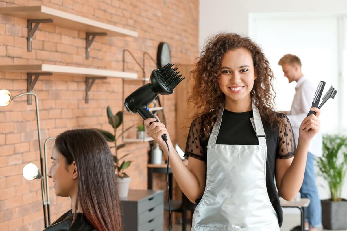 Com o desejo de conquistar autonomia, cada vez mais profissionais estão apostando no mercado da beleza como oportunidade de crescimento
