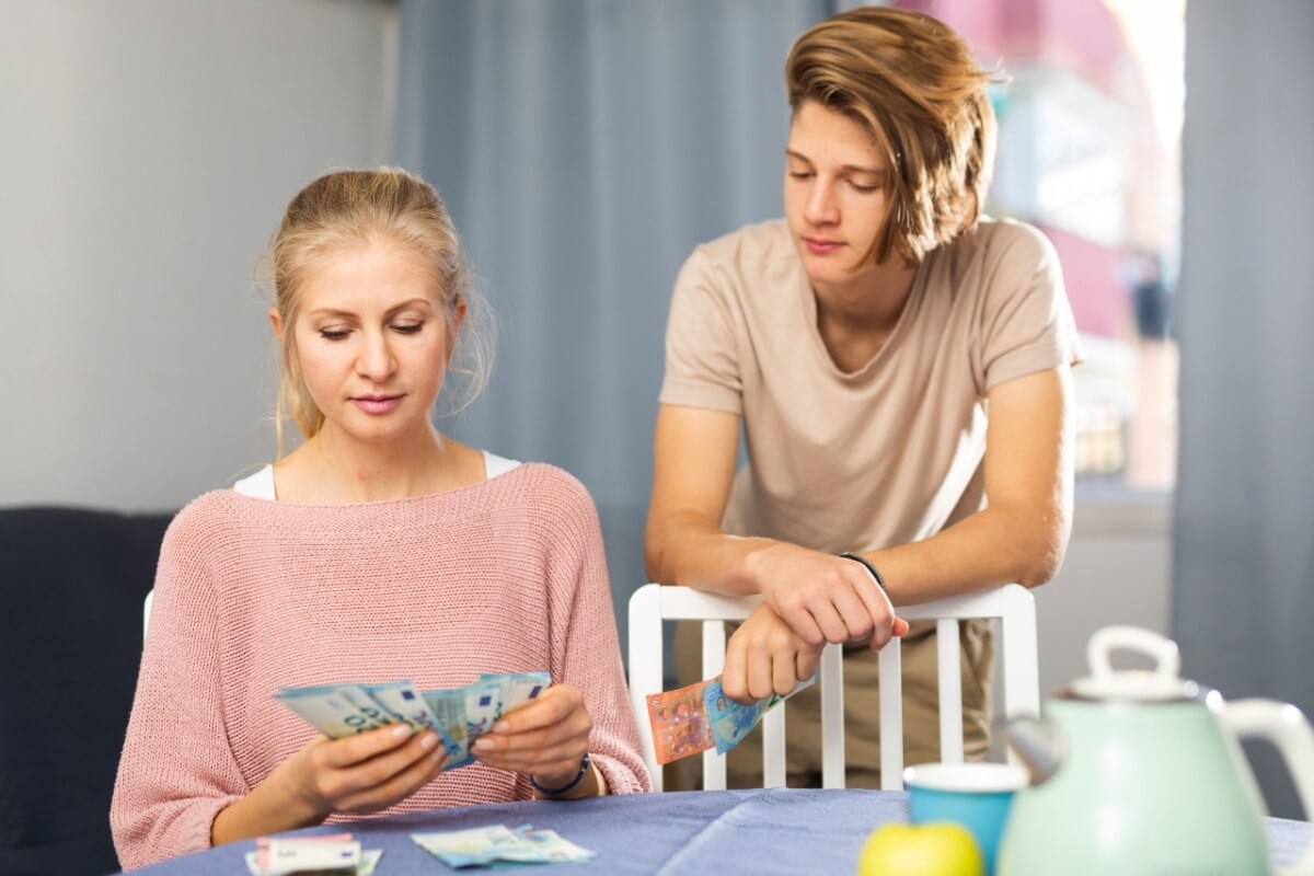 Educação financeira para adolescentes é essencial para formar hábitos conscientes e desenvolver responsabilidade com o dinheiro