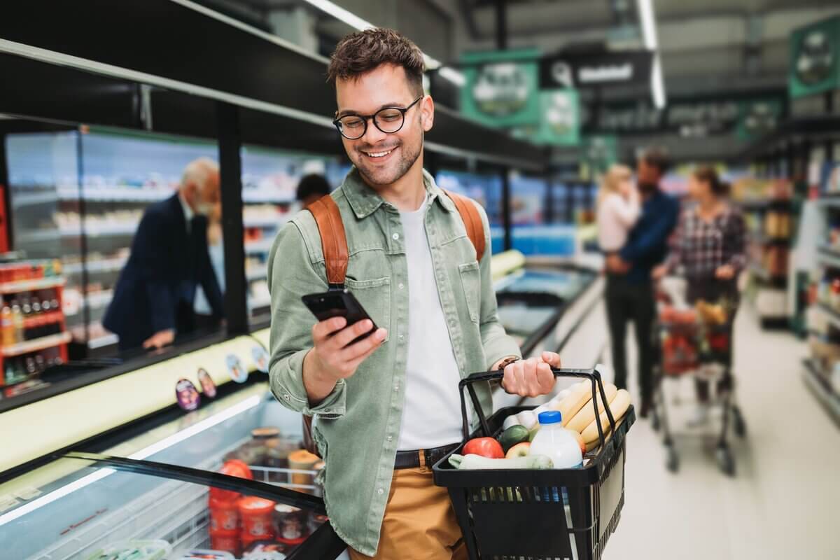 Organizar as finanças ajuda a economizar na hora de fazer compras no supermercado
