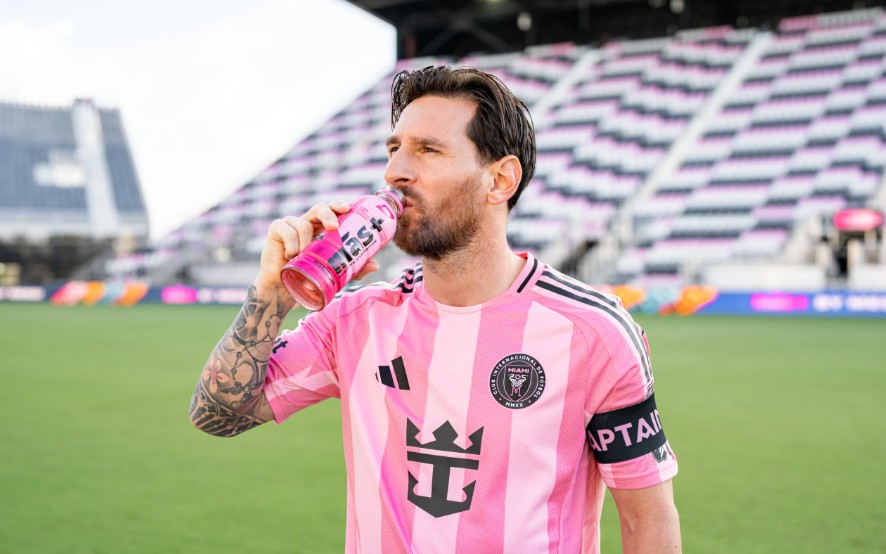 A marca de bebidas Más+, que pertence e Messi, é a nova patrocinadora do Inter Miami. (Foto: Divulgação/Inter Miami)