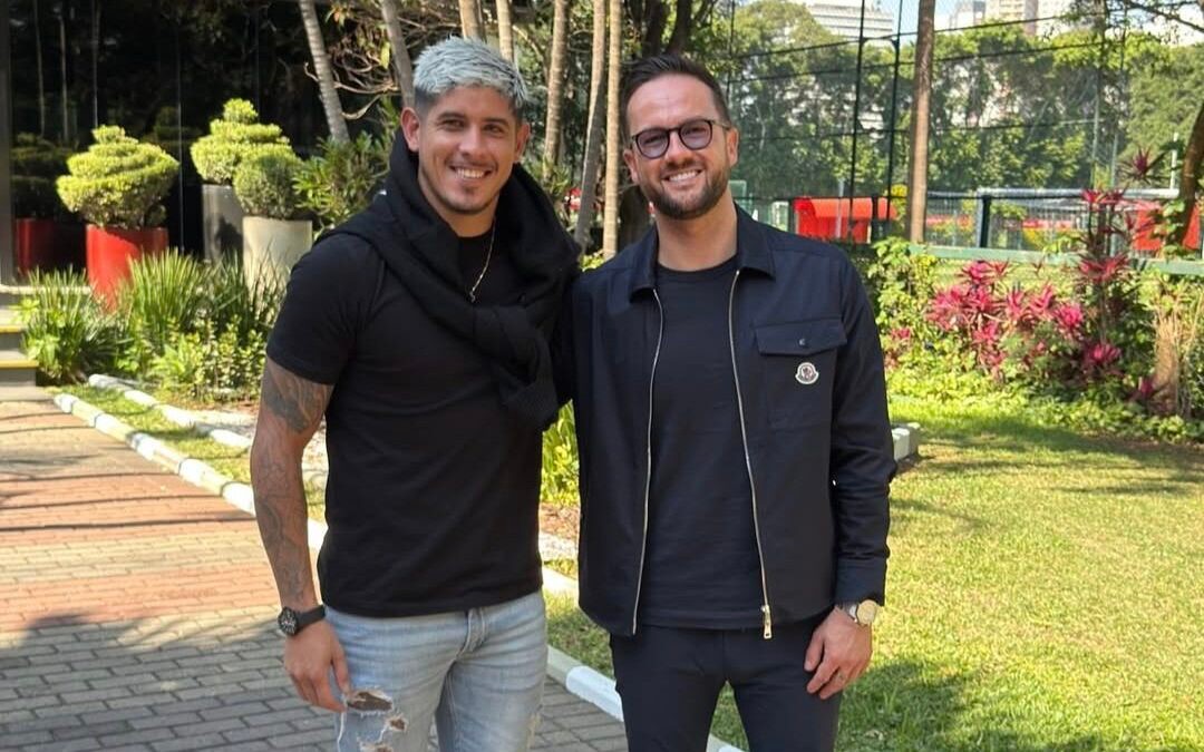 Empresário de Alan Franco marcou presença no CT (Foto: Reprodução)