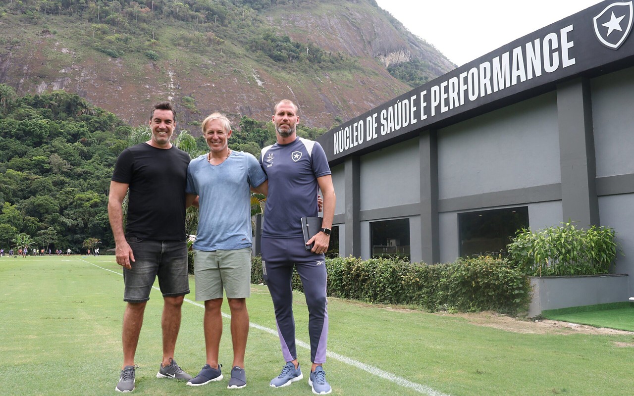 Marco Vanzini, Ignacio Javier Bordad e Joel Carli, coordenador de futebol do Botafogo, em encontro no CT Lonier (Foto: Reprodução)