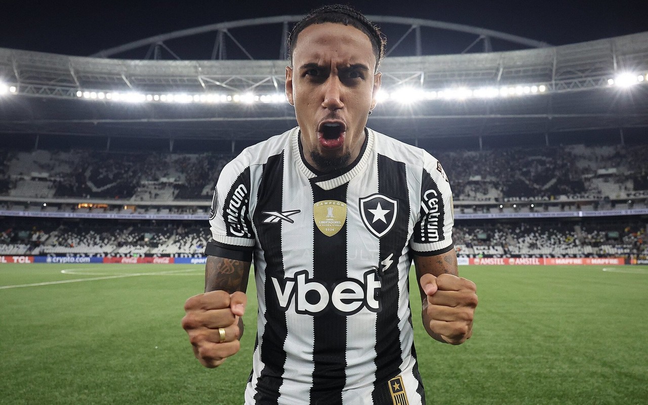 Rwan Cruz comemorando vitória do Botafogo (Foto: Vitor Silva/Botafogo)