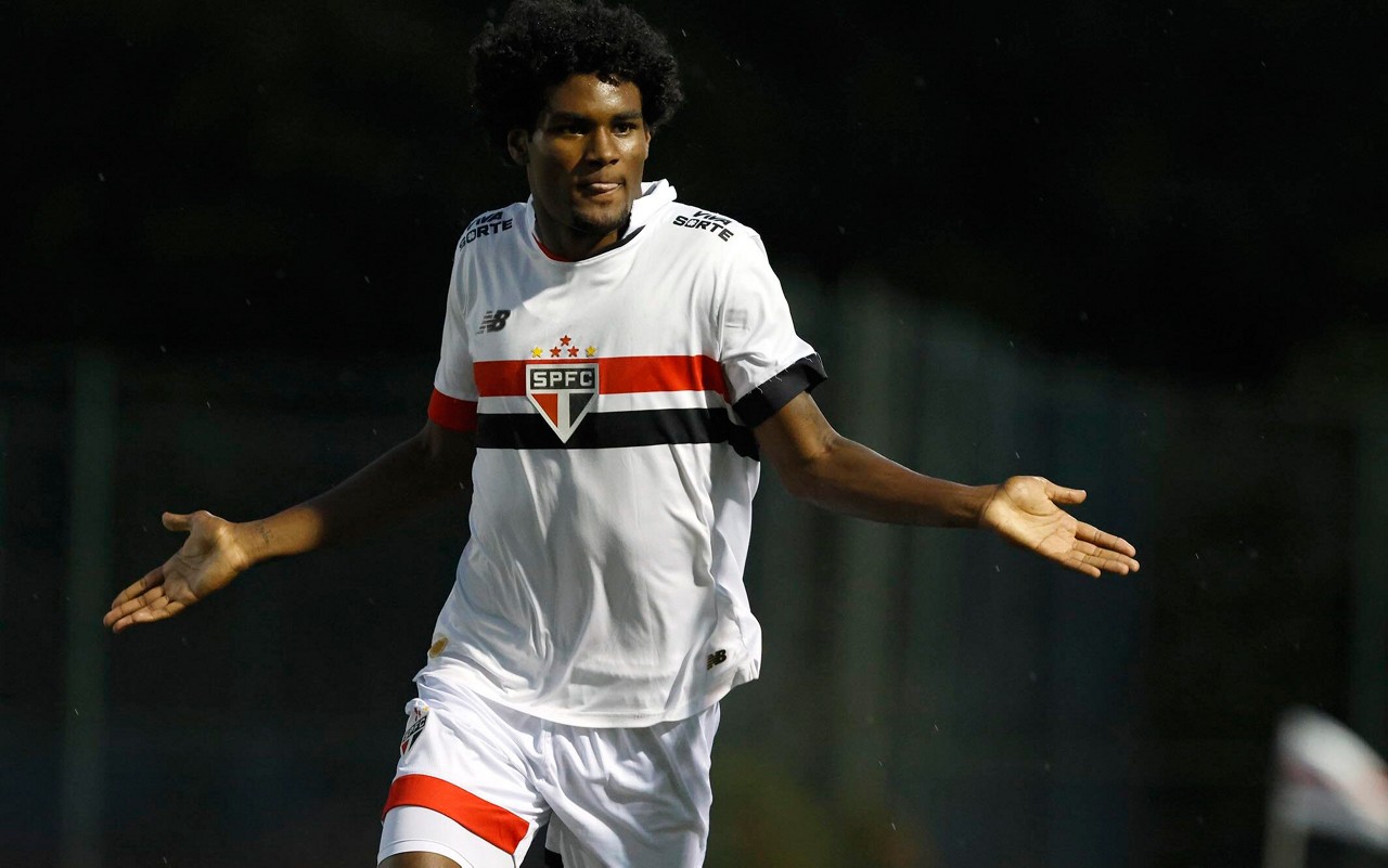 Lucas Ferreira é visto como uma das promessas da base do São Paulo (Foto: Rubens Chiri / São Paulo FC)
