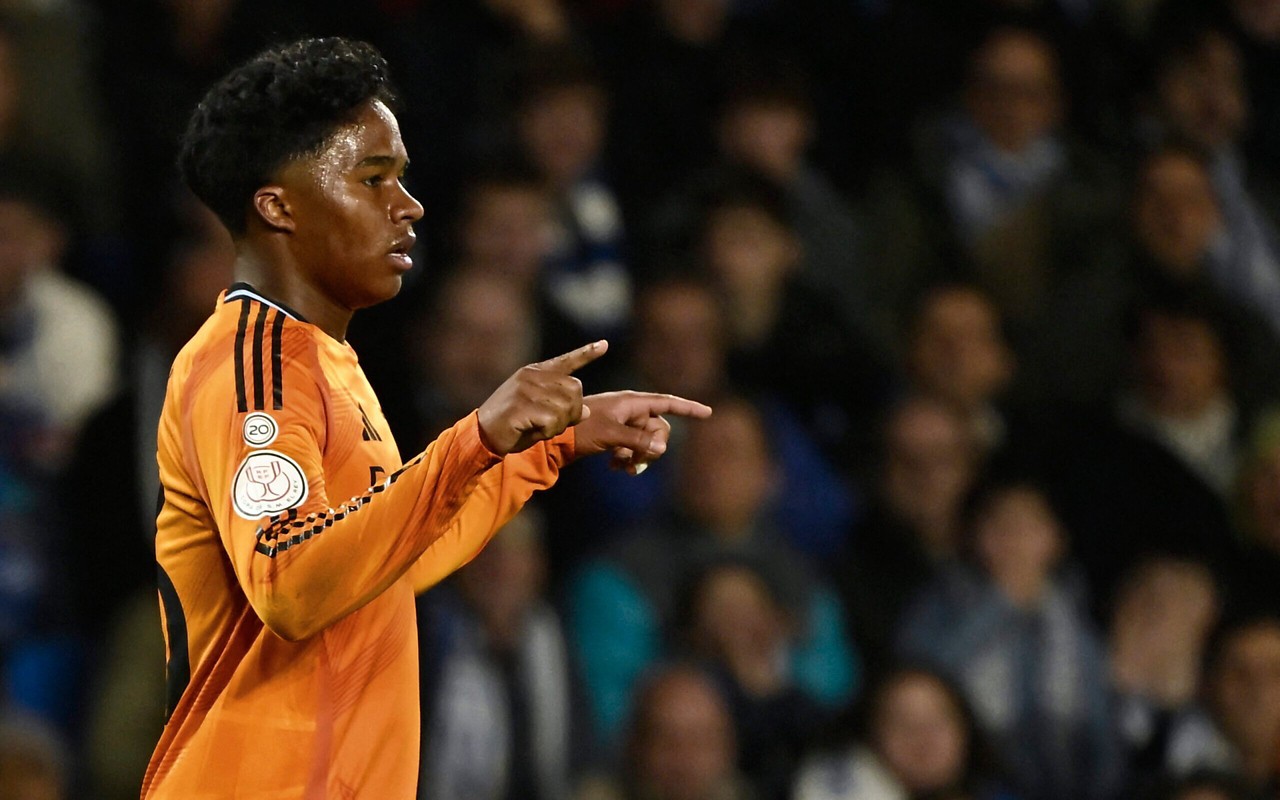 Endrick comemora gol no jogo do Real Madrid contra o Real Sociedad (Foto: ANDER GILLENEA / AFP)