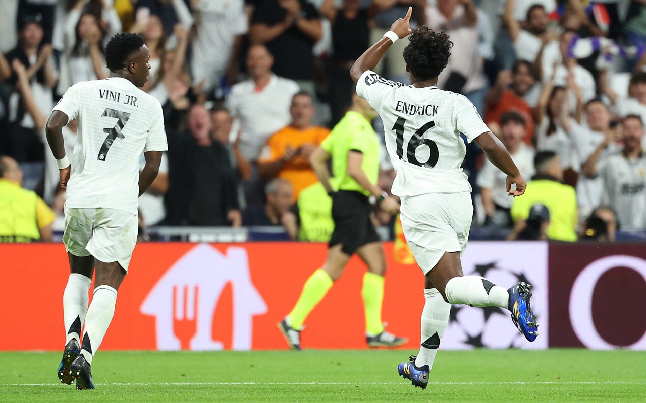 Endrick comemora gol pelo Real Madrid na Champions League com Vini Jr (Foto: Thomas Coex/AFP)