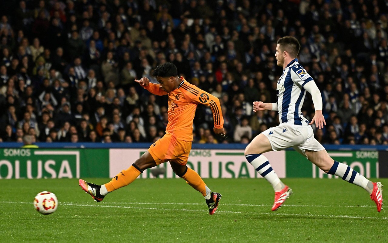 Endrick marca contra o Real Sociedad pelo Real Madrid pela Copa do Rei (Foto: ANDER GILLENEA / AFP)