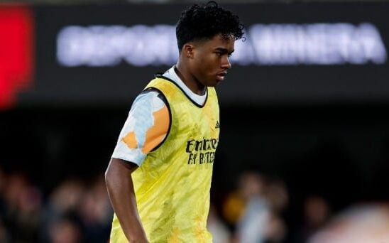 Endrick aquece antes de entrar em campo pelo Real Madrid (Foto: Reprodução)