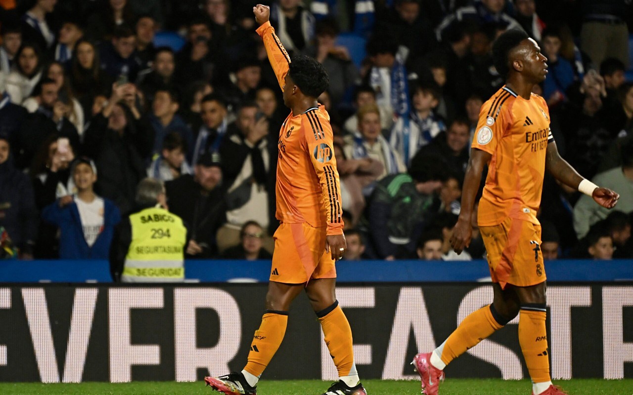 Endrick comemora gol pelo Real Madrid contra a Real Sociedad ao lado de Vini Jr. (Foto: ANDER GILLENEA / AFP)