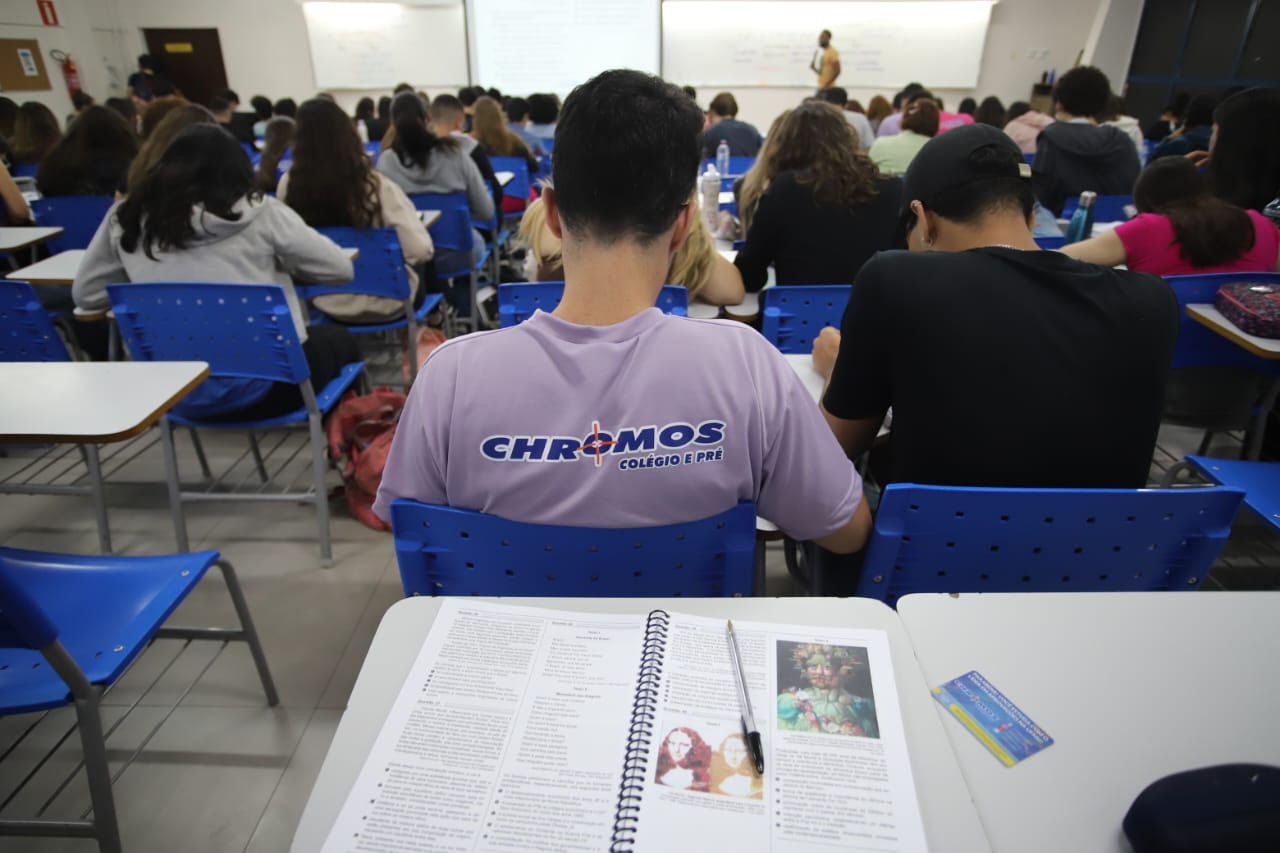 Alunos da Rede Chromos de Ensino durante aula preparatória de Português e Literatura