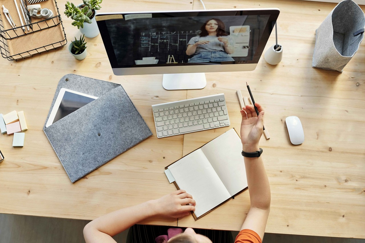 É possível estudar em casa, vendo videoaulas gratuitas