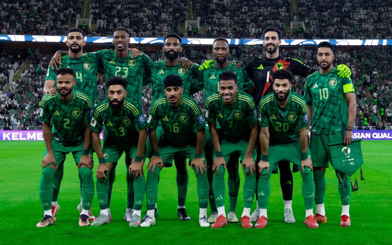 Arábia Saudita perfilada em jogo das Eliminatórias da Ásia para a Copa do Mundo de 2026 (Foto: Divulgação)