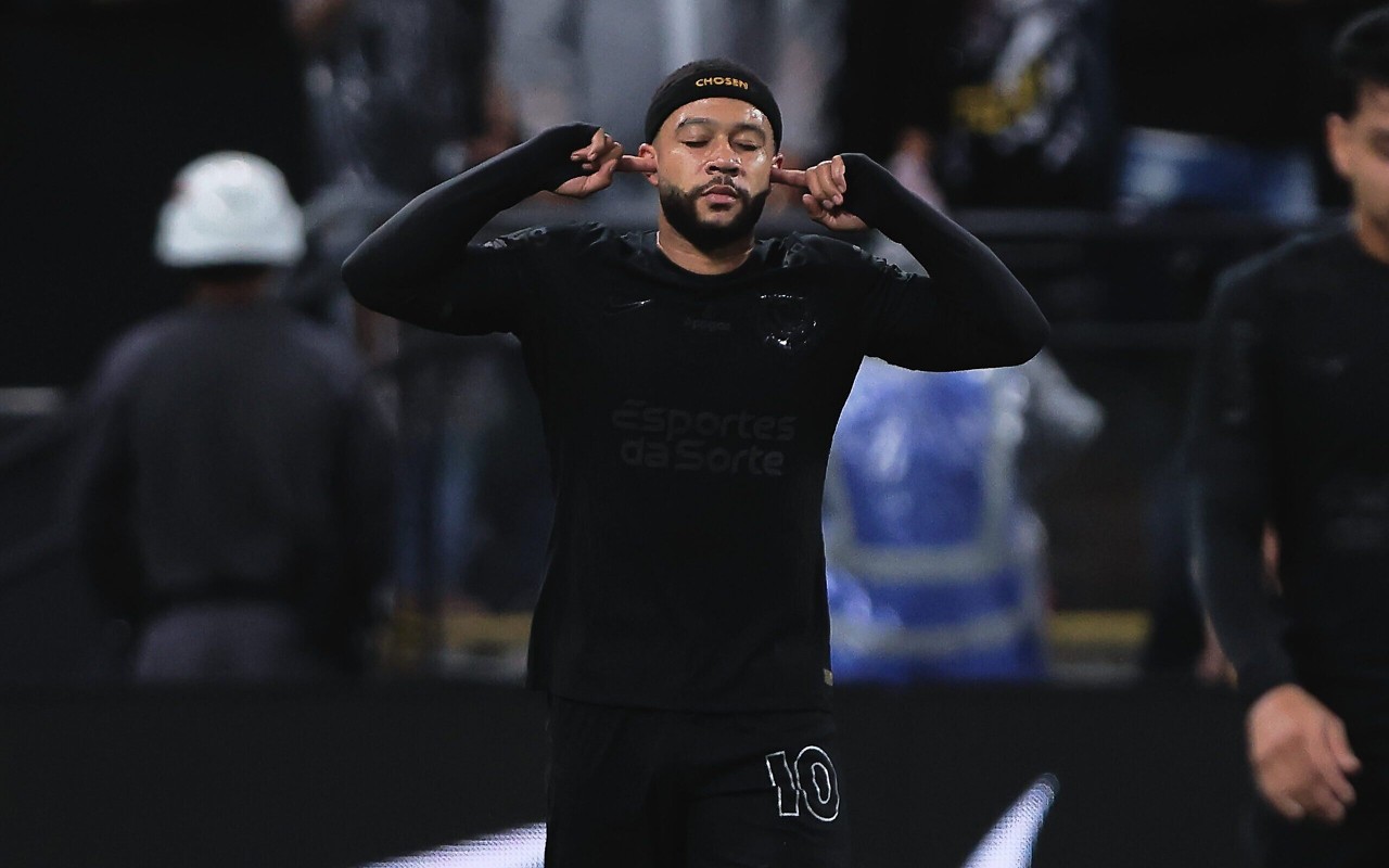 Memphis faz celebração 'olhos e ouvidos fechados' na vitória sobre o Vasco (Foto: Ettore Chiereguini/AGIF)