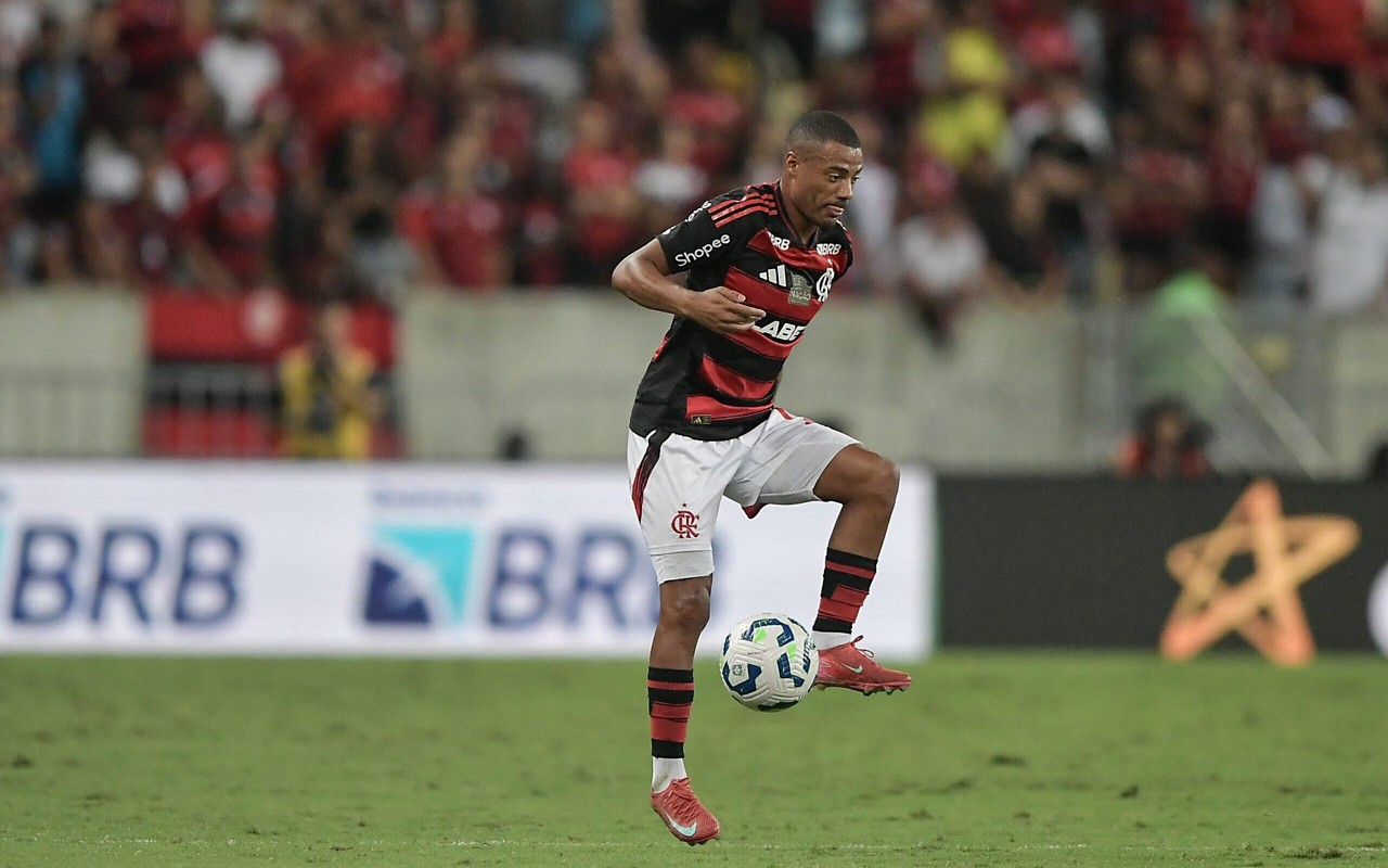 Nico de la Cruz em ação pelo Flamengo (Foto: Thiago Ribeiro/AGIF)