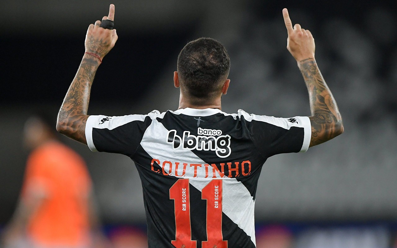 Coutinho, jogador do Vasco, comemora seu gol durante partida contra o Nova Iguaçu, no Nilton Santos, pela Copa Do Brasil 2025 (Foto: Thiago Ribeiro/AGIF)