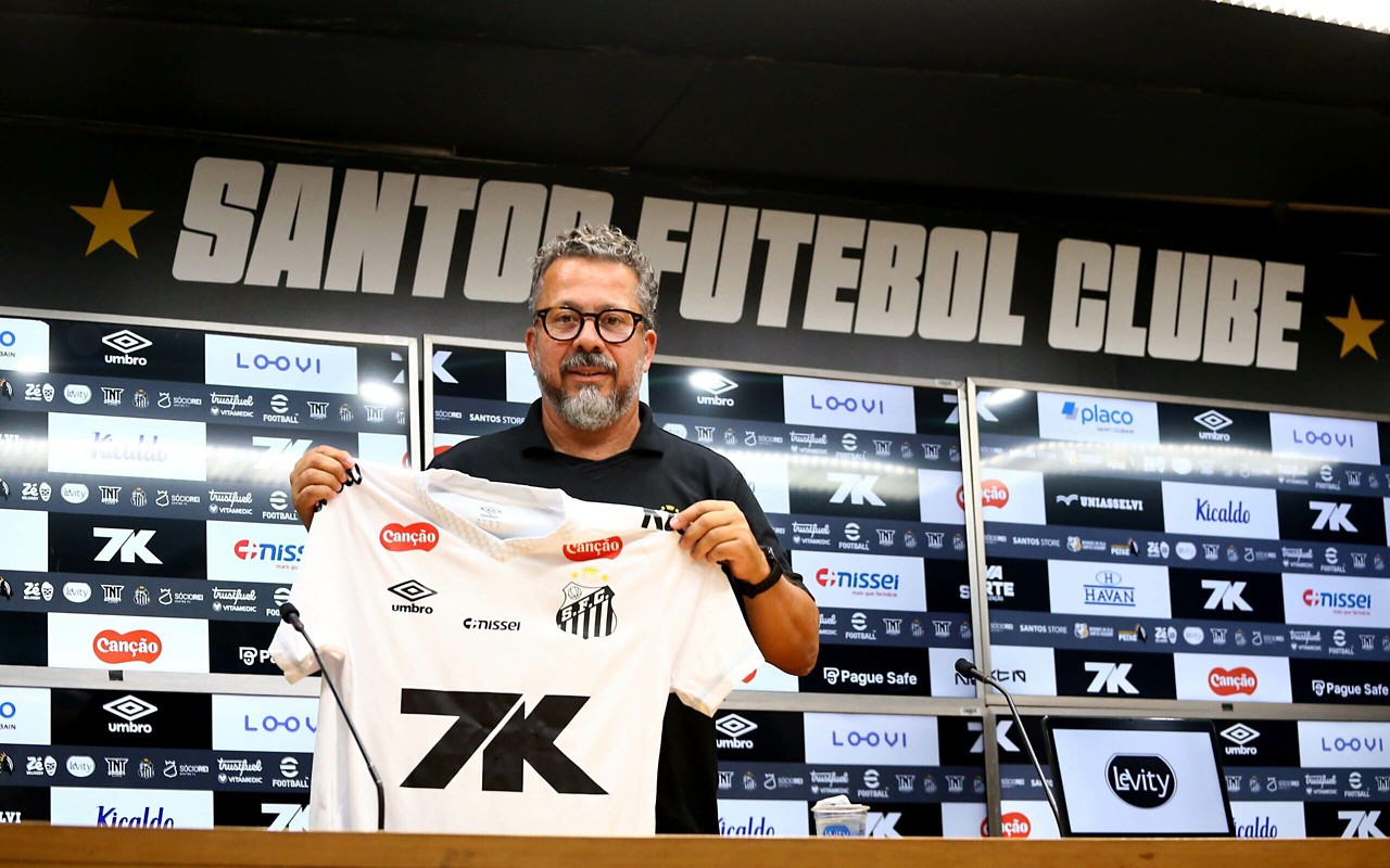 Cléber Xavier é apresentado no Santos; técnico assinou contrato até o fim de 2025. (Foto: Mauricio De Souza/AGIF)