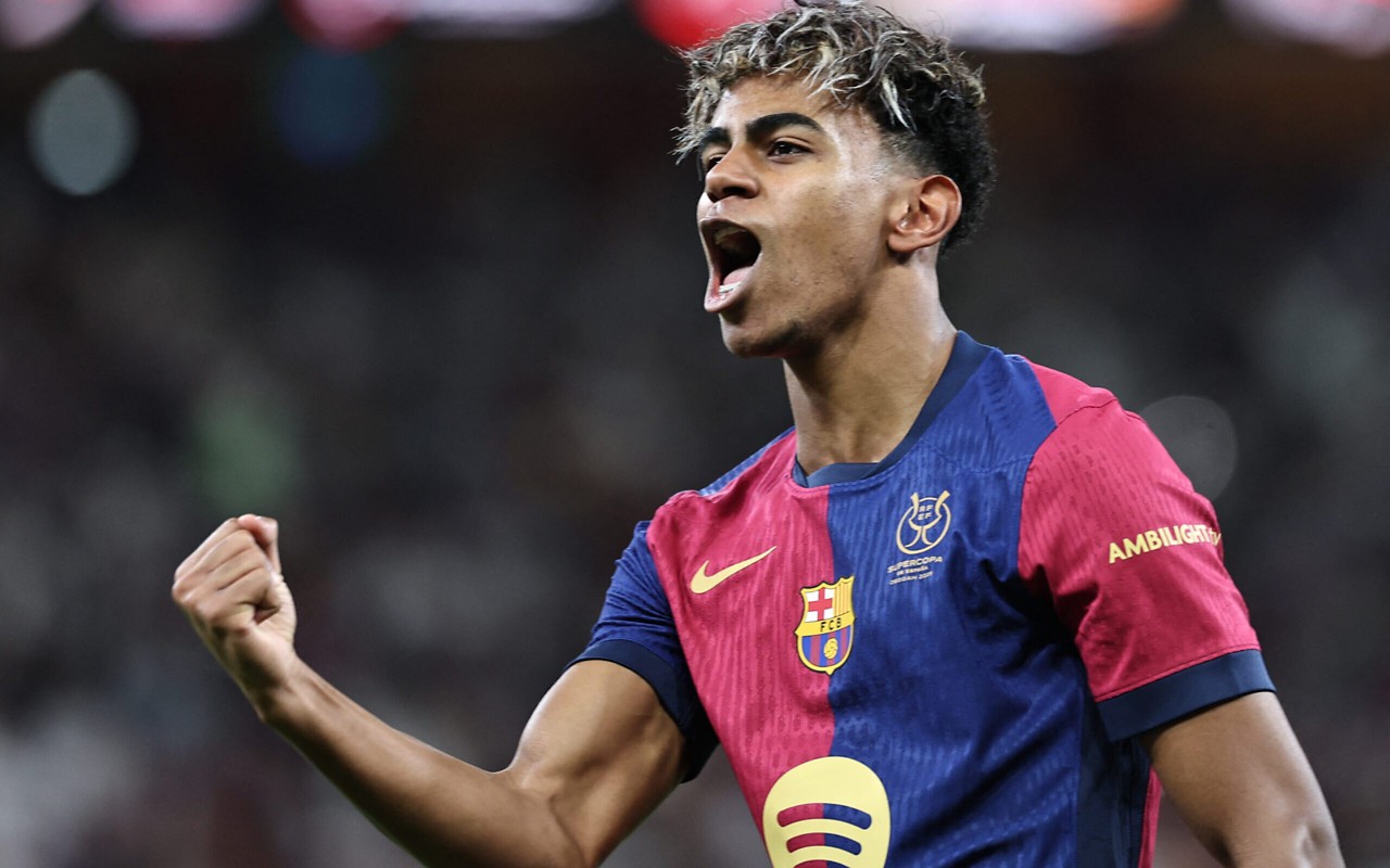 Lamine Yamal comemora golaço pelo Barcelona (Foto: Fadel Senna/AFP)