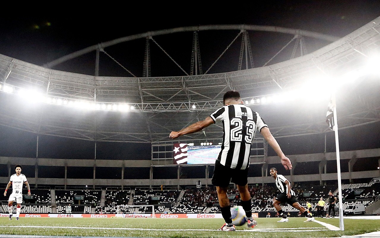 Almada em ação pelo Botafogo, no Brasileirão de 2024