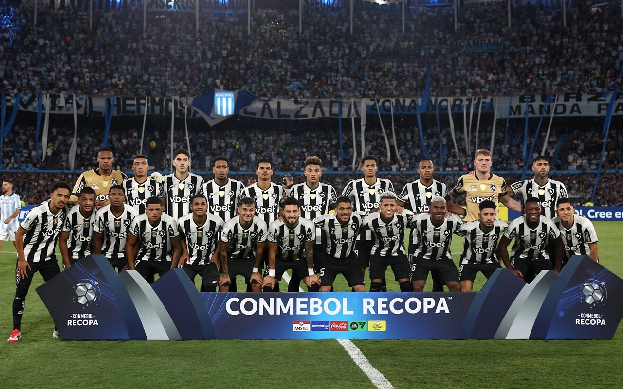 Jogadores do Botafogo no El Cilindro antes de duelo contra o Racing pela Recopa Sul-Americana (Foto: ALEJANDRO PAGNI / AFP)