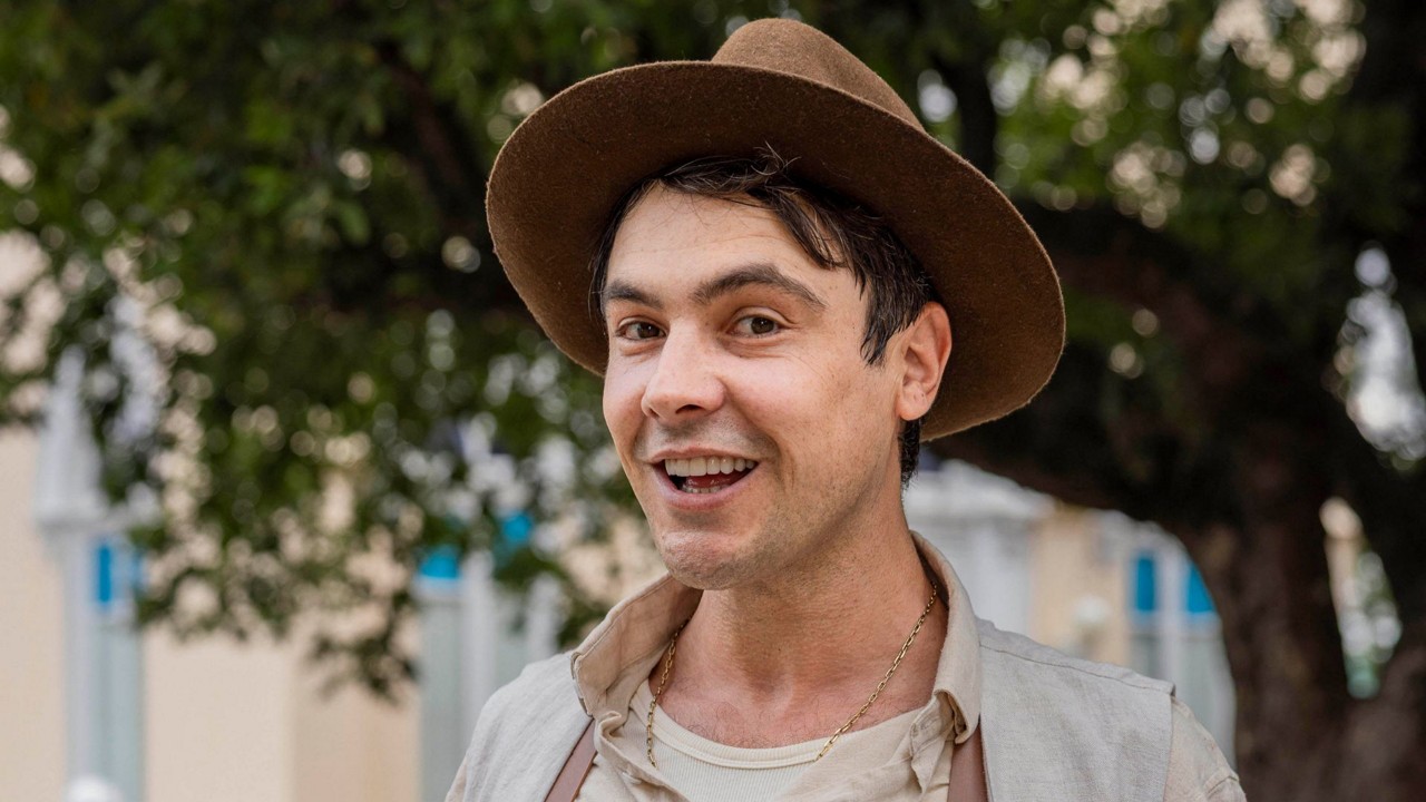 Sergio Guizé volta a interpretar o personagem Candinho, agora em 'Êta Mundo Melhor!'