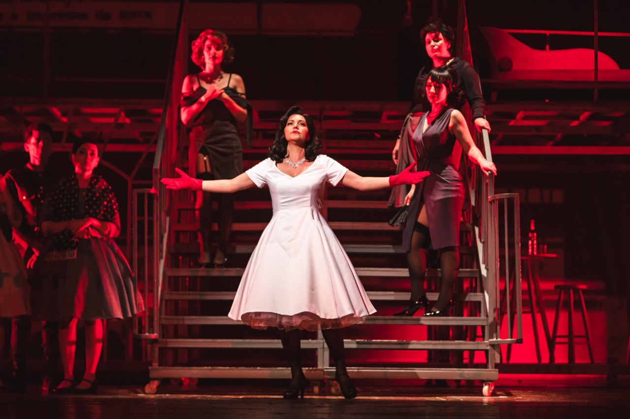A mezzo-soprano Carla Rizzi como Hilda Furacão em ópera da Orquestra Ouro Preto
