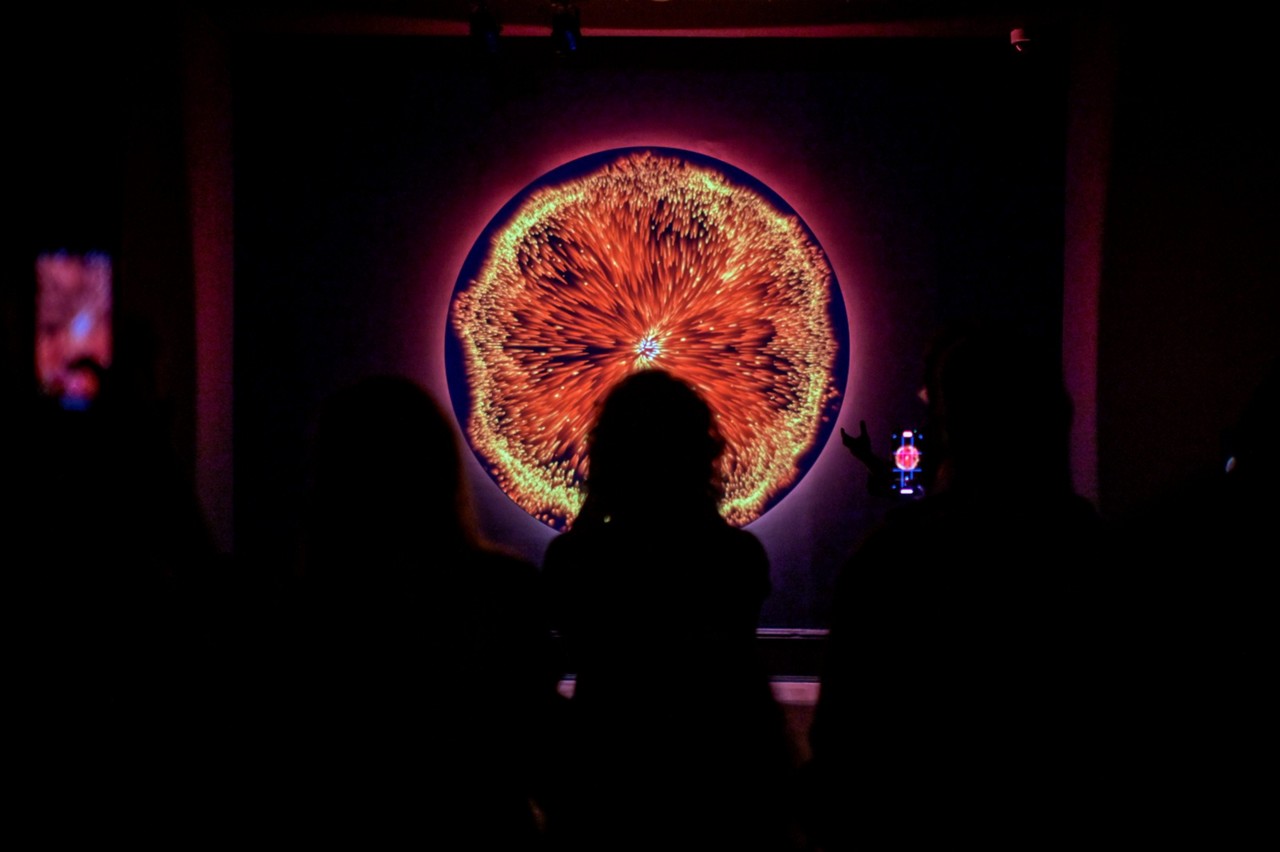 Exposição imersiva de arte digital “LUZ ÆTERNA - Ensaio Sobre o Sol”, em cartaz no CCBB-BH