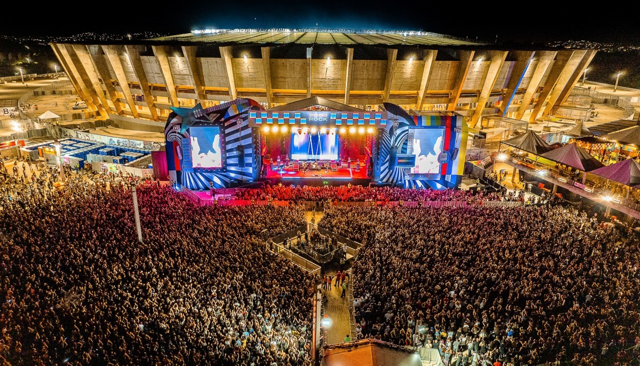 Foto aérea mostra palco e público do 2000 Rock Fest em sua edição de estreia, em 2023