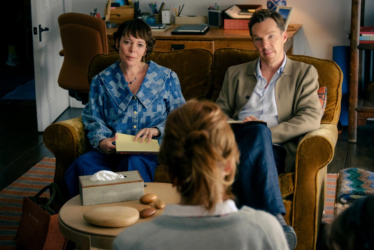 Olivia Colman e Benedict Cumberbatch revivem os papéis que foram de Kathleen Turner e Michael Douglas, no filme de 1989