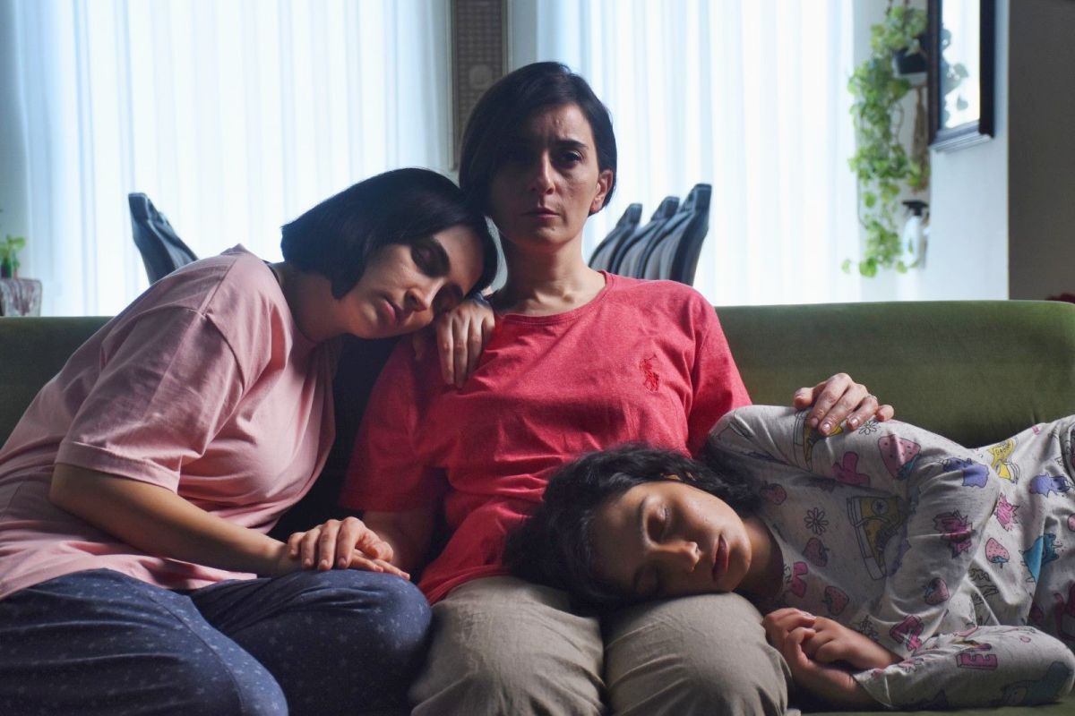 Mãe e duas filhas se rebelam contra a posição autoritária do pai
