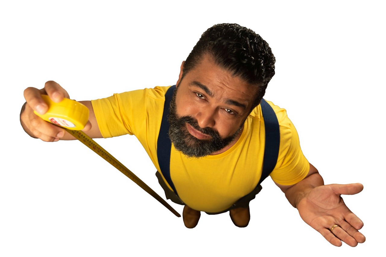 Marcelo Ricco traz comédia "Aceita que dói menos" que mistura elementos de stand-up e teatro convencional