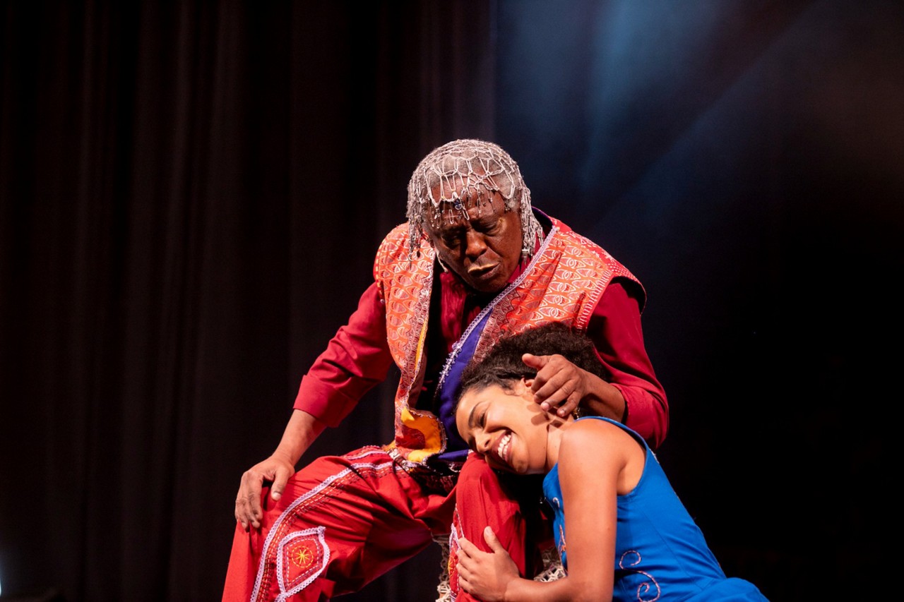 Mauricio Tizumba e a filha Júlia Tizumba entregam elenco do musical “Viva o Povo Brasileiro (de Naê a Dafé)”
