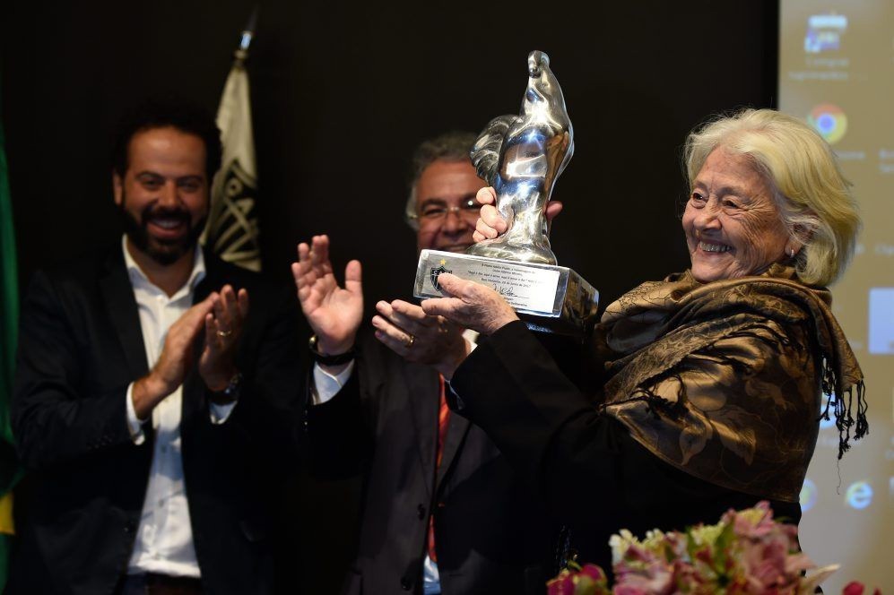 ESPORTES - BELO HORIZONTE - MINAS GERAIS - BRASIL - 28.6.2017 - A poetisa mineira Adelia Prado recebe o Galo de Prata na Sede de Lourdes do Clube Atletico MG em Belo Horizonte MG.
Foto: Douglas Magno / O Tempo