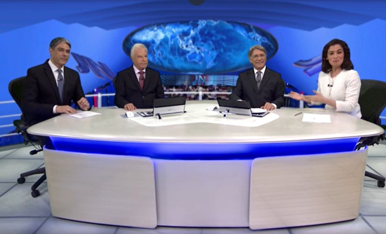 Cid Moreira, Sérgio Chapelin, Renata Vasconcelos e William Bonner ficam lado a lado em reencontro organizado pela TV Globo em 2015