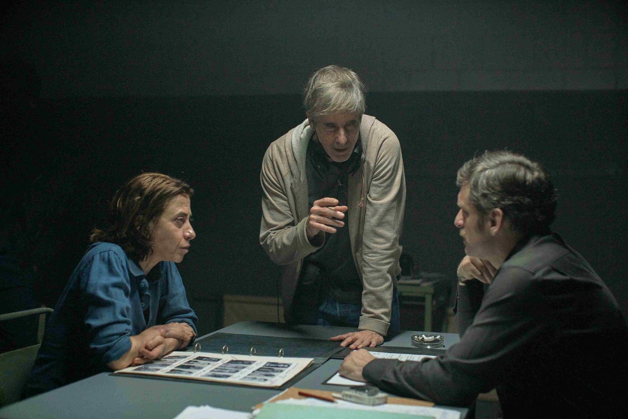 Walter Salles dirige Fernanda Torres numa das cenas do filme